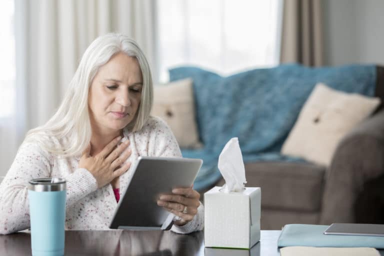 woman-looking-at-ipad